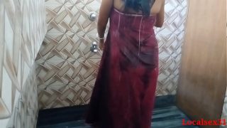 Indian Bhabi Sex In A Bathroom with Red Tawal Hard Sex Film