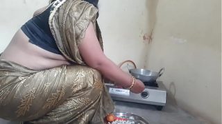 मॉर्निंग में मेड को खाना बनाते टाइम कुतिया बनाकर चोदा Video